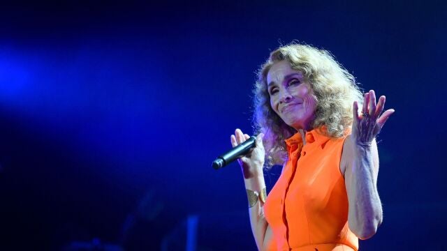 Ana Belén con vestido naranja en un concierto en Sitges.