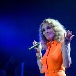 Ana Belén con vestido naranja en un concierto en Sitges.