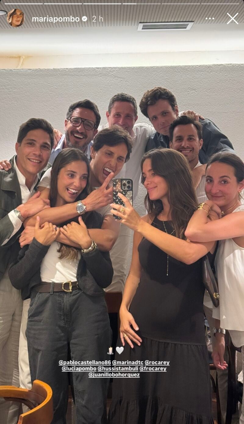 María Pombo con vestido negro.