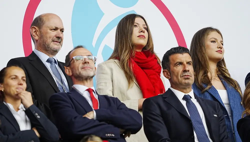 La Infanta Sofía y la Princesa Leonor en la final de la Eurocopa femenina.