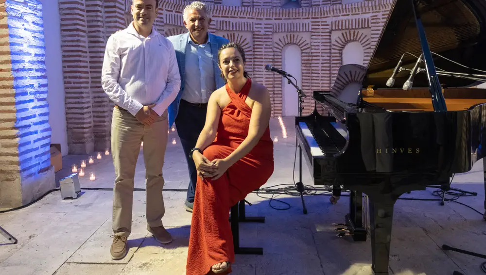 El vicepresidente de la Diputación de Segovia, José María Bravo, asiste a la "Noche en Blanco y Negro" de Cuéllar
