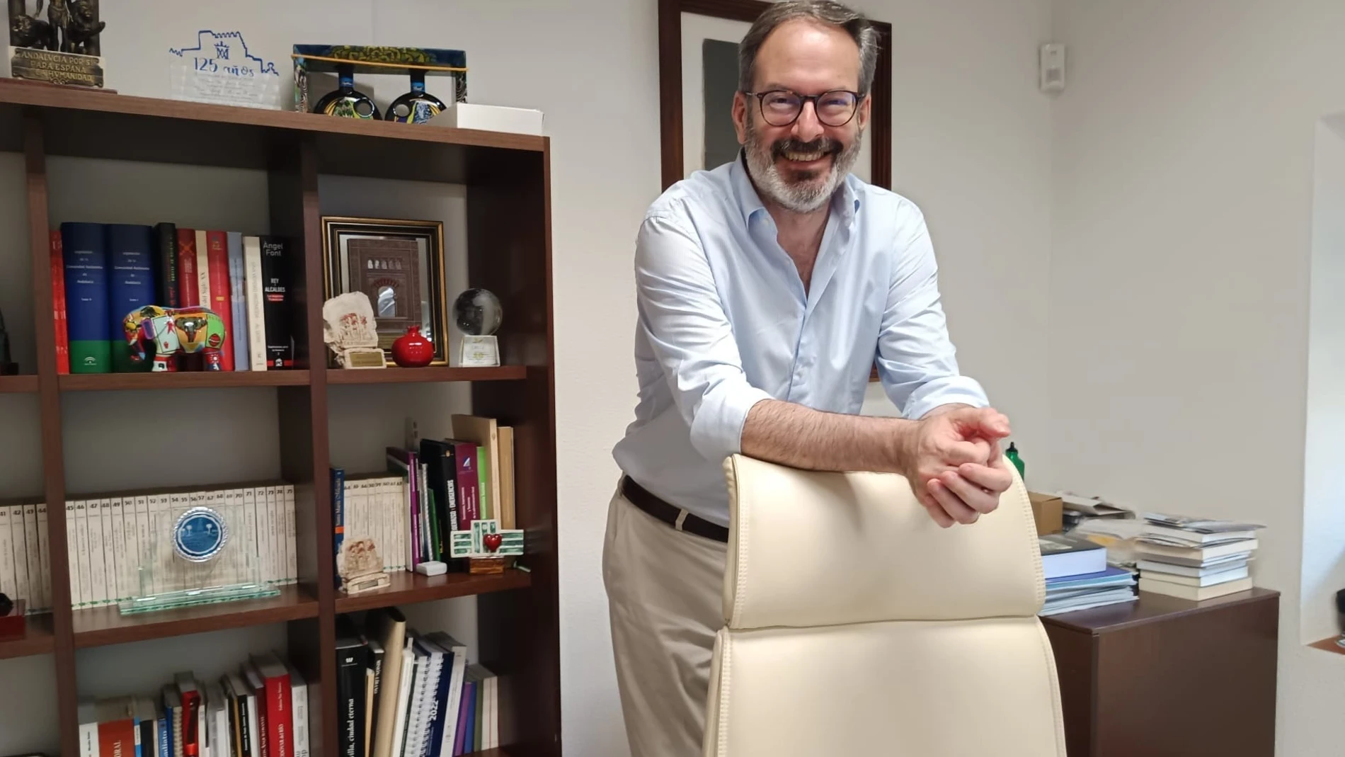 El delegado del Gobierno andaluz en Córdoba, Adolfo Molina, en su despacho.