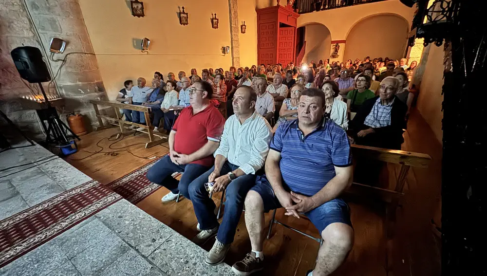 El vicepresidente de la Diputación de Valladolid, Víctor Alonso, paraticipa en la presentación del documental