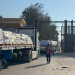 Decenas de camiones de ayuda humanitaria cruzan la frontera egipcia rumbo a Gaza