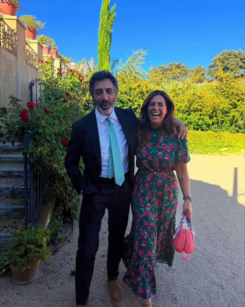 Juan del Val y Nuria Roca con vestido de flores de invitada.