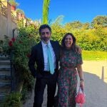 Juan del Val y Nuria Roca con vestido de flores de invitada. 