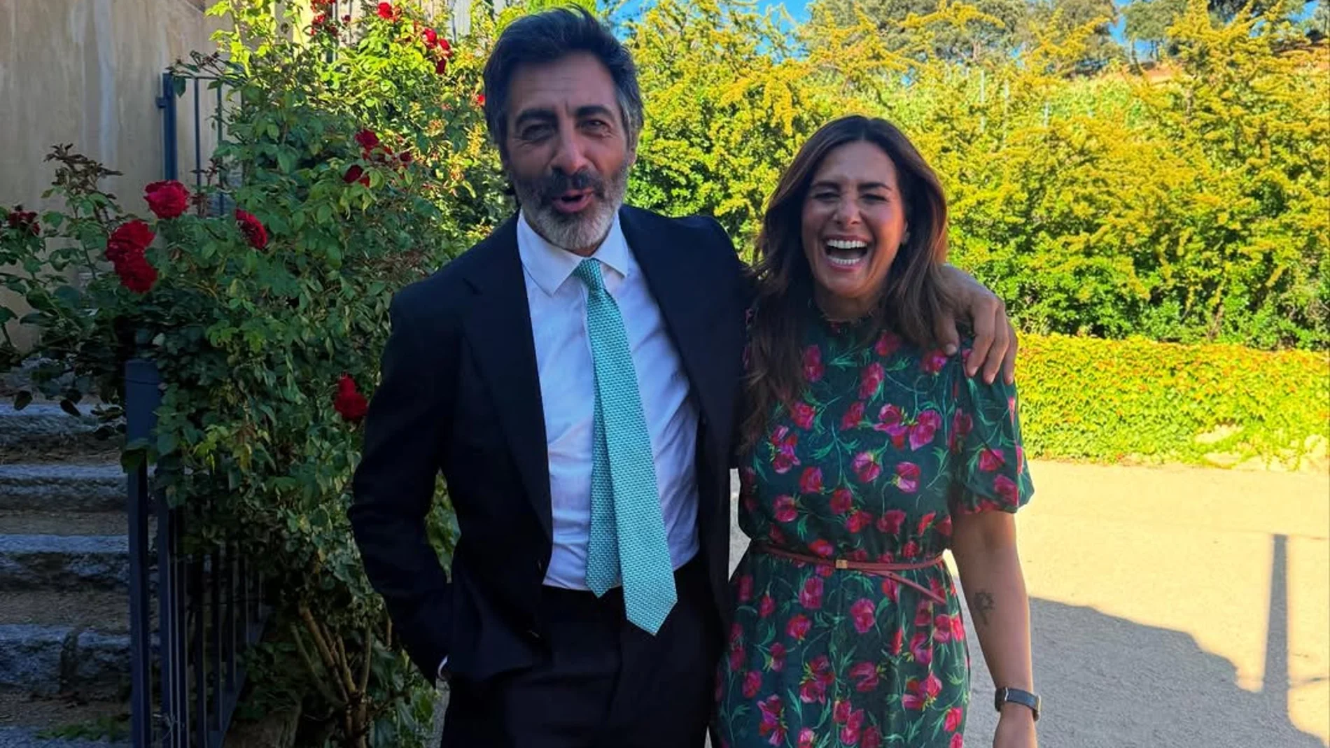 Juan del Val y Nuria Roca con vestido de flores de invitada.