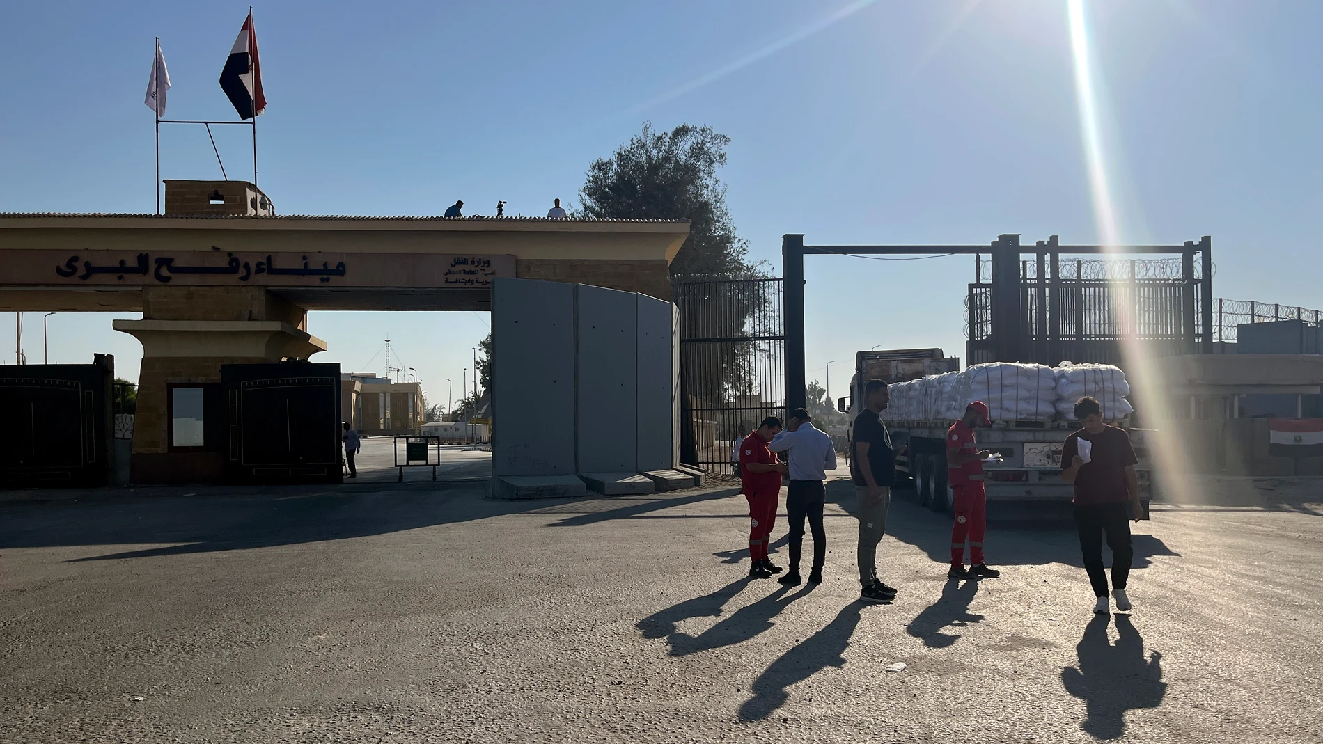 RAFAH (Egypt), 27/07/2025.- A truck loaded with humanitarian aid crosses the Rafah border gate, between Egypt and the Gaza Strip, in Rafah, Egypt, 27 July 2025. The Israeli army declared a 'tactical pause' in military operations in parts of the Gaza Strip on 27 July, to facilitate the safe passage of humanitarian aid convoys. (Egipto) EFE/EPA/STRINGER