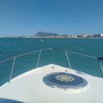 La Policía de Dénia rescata a dos menores sin chaleco arrastrados por el viento mar adentro