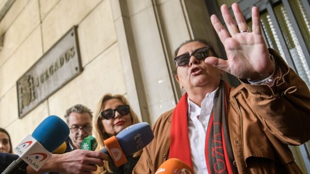 La cantante María del Monte a su salida de los juzgados de Sevilla, donde fue citada a declarar como perjudicada por el asalto a su vivienda en Gines. 