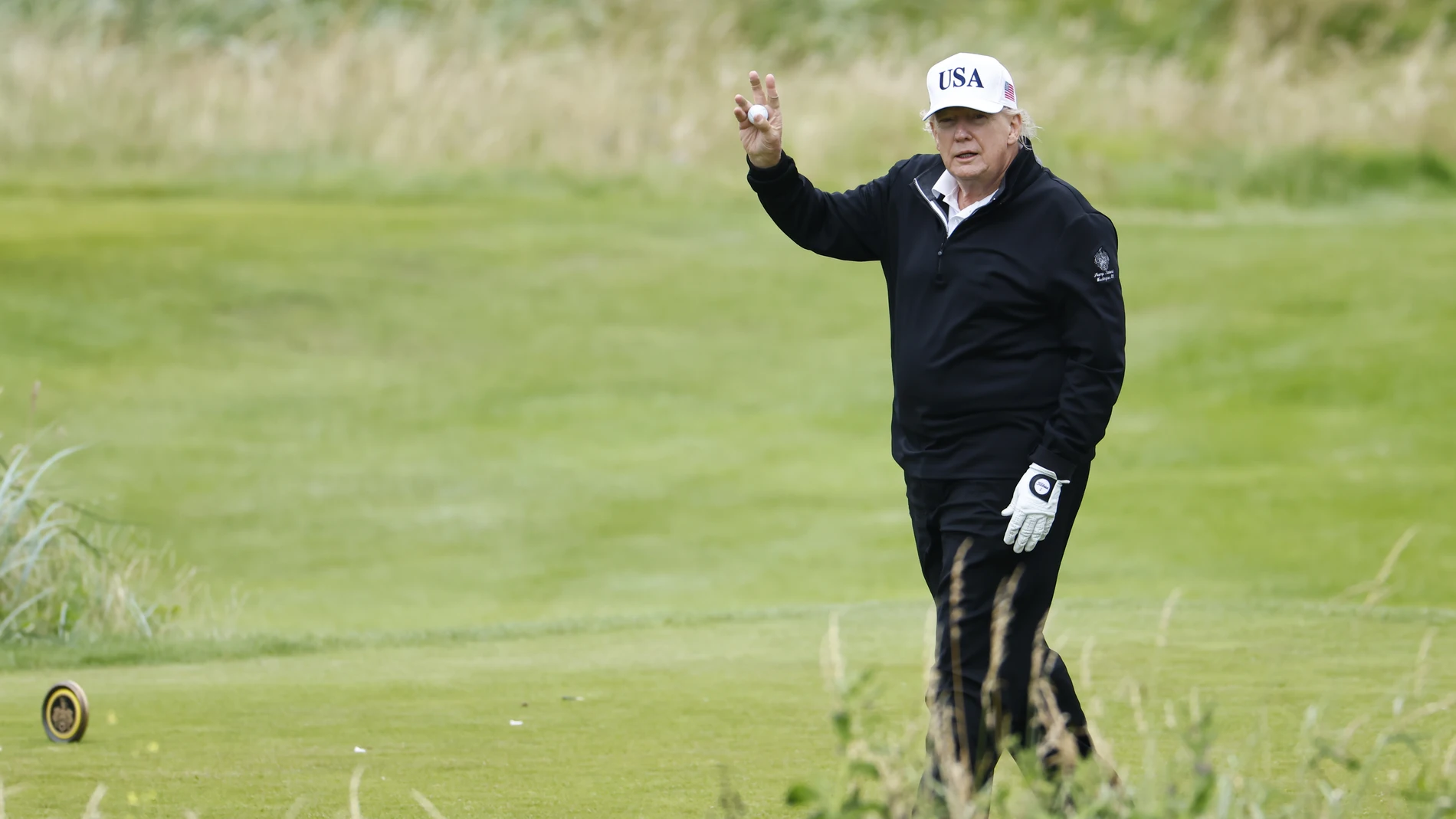 TURNBERRY (United Kingdom), 27/07/2025.- US President Donald J. Trump holds up a golf ball as he plays golf at Trump Turnberry golf course during a private visit in Turnberry, Scotland, Britain, 27 July 2025. US President Trump is in Scotland where he will visit his golf courses and meet with UK Prime Minister Keir Starmer. (Reino Unido) EFE/EPA/TOLGA AKMEN