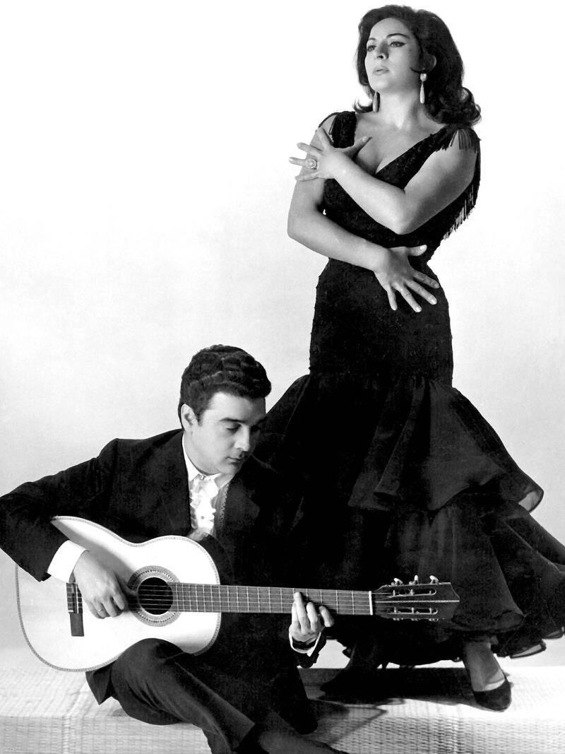 Fotografía de archivo datada el 1 de enero de 1960 de la cantante Lola Flores junto a su marido el cantaor y guitarrista Antonio Gonzalez "El Pescailla".