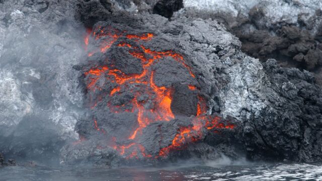 Las erupciones cerca del mar producen un tipo de formación distintiva