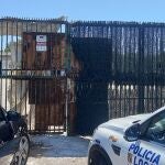 Barrera de acceso al solar okupado en el Coll d'en Rabassa