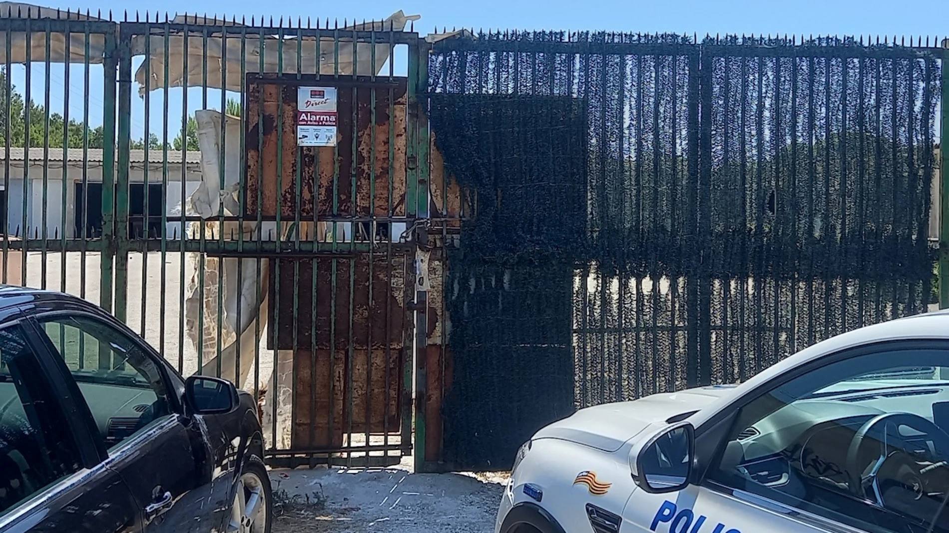 Barrera de acceso al solar okupado en el Coll d'en Rabassa REMITIDA / HANDOUT por POLICÍA LOCAL DE PALMA Fotografía remitida a medios de comunicación exclusivamente para ilustrar la noticia a la que hace referencia la imagen, y citando la procedencia de la imagen en la firma 27/07/2025