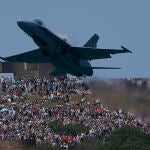 Miles de personas siguen desde la bahía gijonesa el XIX Festival Aéreo