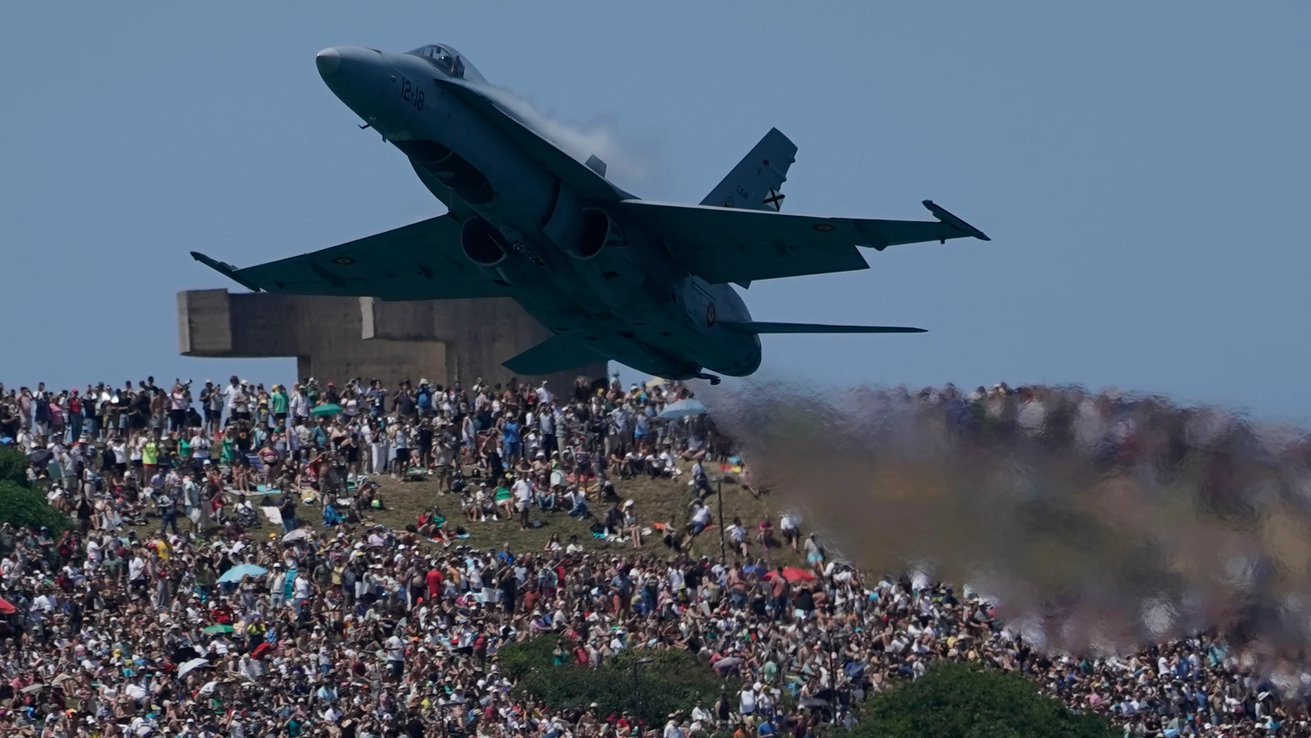 GIJÓN, 27/07/2025.- Miles de personas han seguido desde la playa de San Lorenzo y sus aledaños las exhibiciones y acrobacias de los aviones, helicópteros y paracaidistas que han participado en el XIX Festival Aéreo de Gijón, un evento que se ha iniciado al mediodía con unas condiciones meteorológicas idóneas, con cielo despejado, sol y poco viento. EFE/ Paco Paredes
