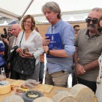 El secretario general del PSOECyL, Carlos Martínez, asiste a la Feria del Queso de Frómista (Palencia), en la imagen junto a la presidenta de la Diputación, Ángeles Armisén(I); y al alcalde Frómista, Feliciano Montes(D), entre otros