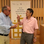 El presidente de la Fundación Sierra Pambley, Graciliano Palomo; el director de Innovación del área de Cultura, Patrimonio y Paisaje de la Fundación Santa María la Real, Gumersindo Bueno, y el secretario de la Asociación Cultural Balle de Scapa, Jesús Revilla, presentan la exposición ‘Ruta de los retablos renacentistas del Este de León’