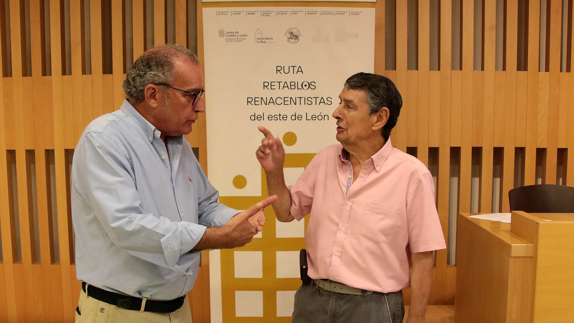 El presidente de la Fundación Sierra Pambley, Graciliano Palomo; el director de Innovación del área de Cultura, Patrimonio y Paisaje de la Fundación Santa María la Real, Gumersindo Bueno, y el secretario de la Asociación Cultural Balle de Scapa, Jesús Revilla, presentan la exposición ‘Ruta de los retablos renacentistas del Este de León’