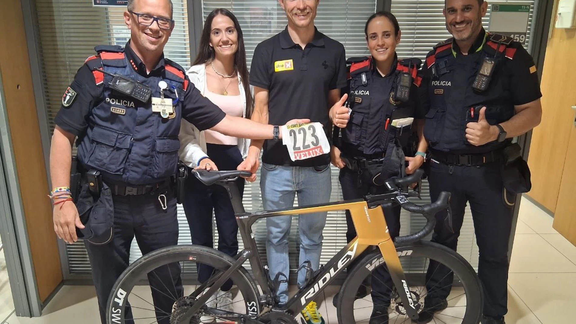 Los Mossos con la bicicleta del ciclista Magnus Cort REMITIDA / HANDOUT por Mossos d'Esquadra Fotografía remitida a medios de comunicación exclusivamente para ilustrar la noticia a la que hace referencia la imagen, y citando la procedencia de la imagen en la firma 28/07/2025