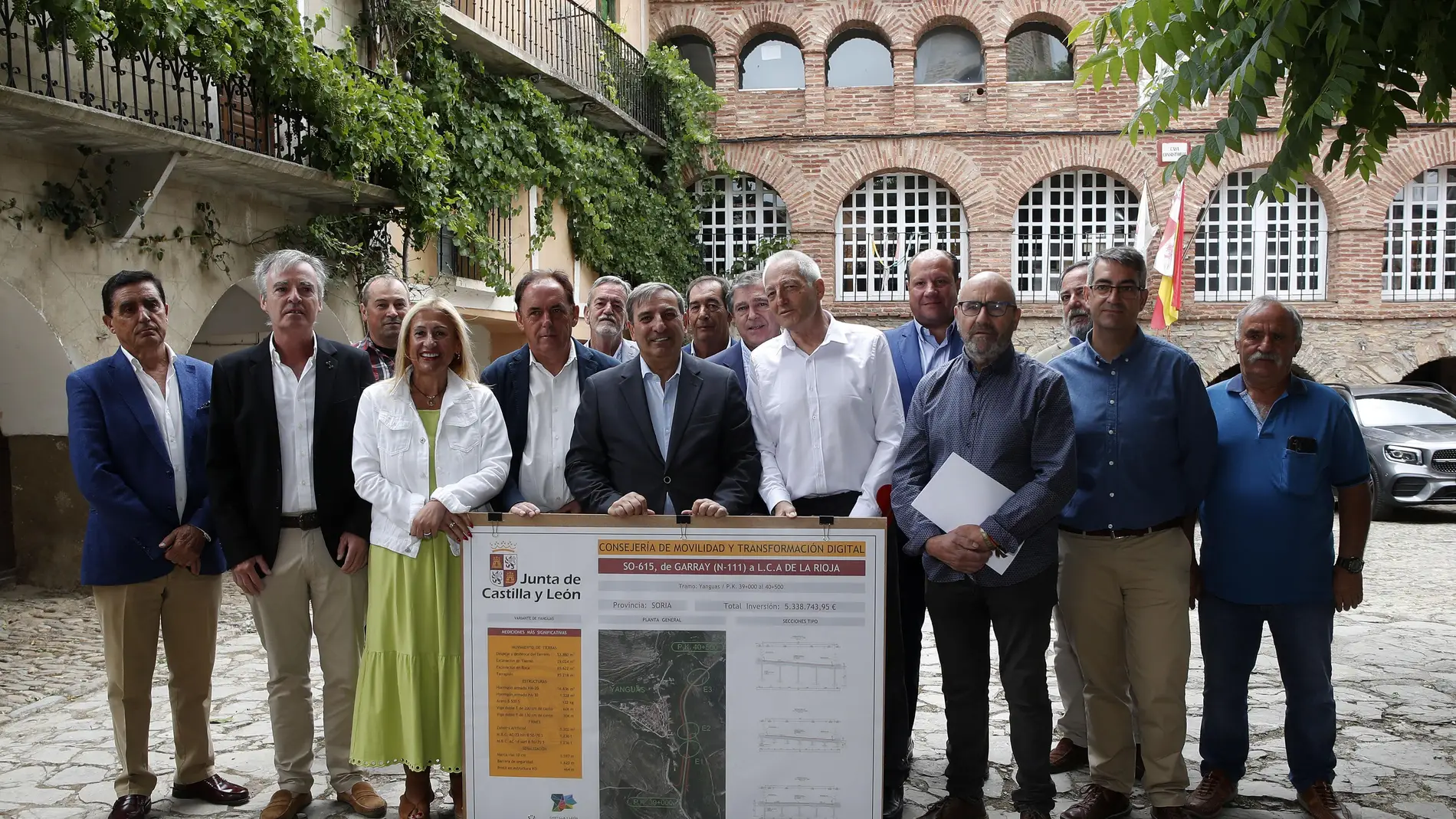 El consejero de Movilidad y Transformación Digital, José Luis Sanz Merino, presenta el proyecto junto a, entre otros, el presidente de la Diputación de Soria, Benito Serrano; y la delegada territorial de la Junta, Yolanda de Gregorio