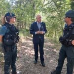 El subdelegado del Gobierno en Valladolid, Jacinto Canales, junto los agentes del operativo