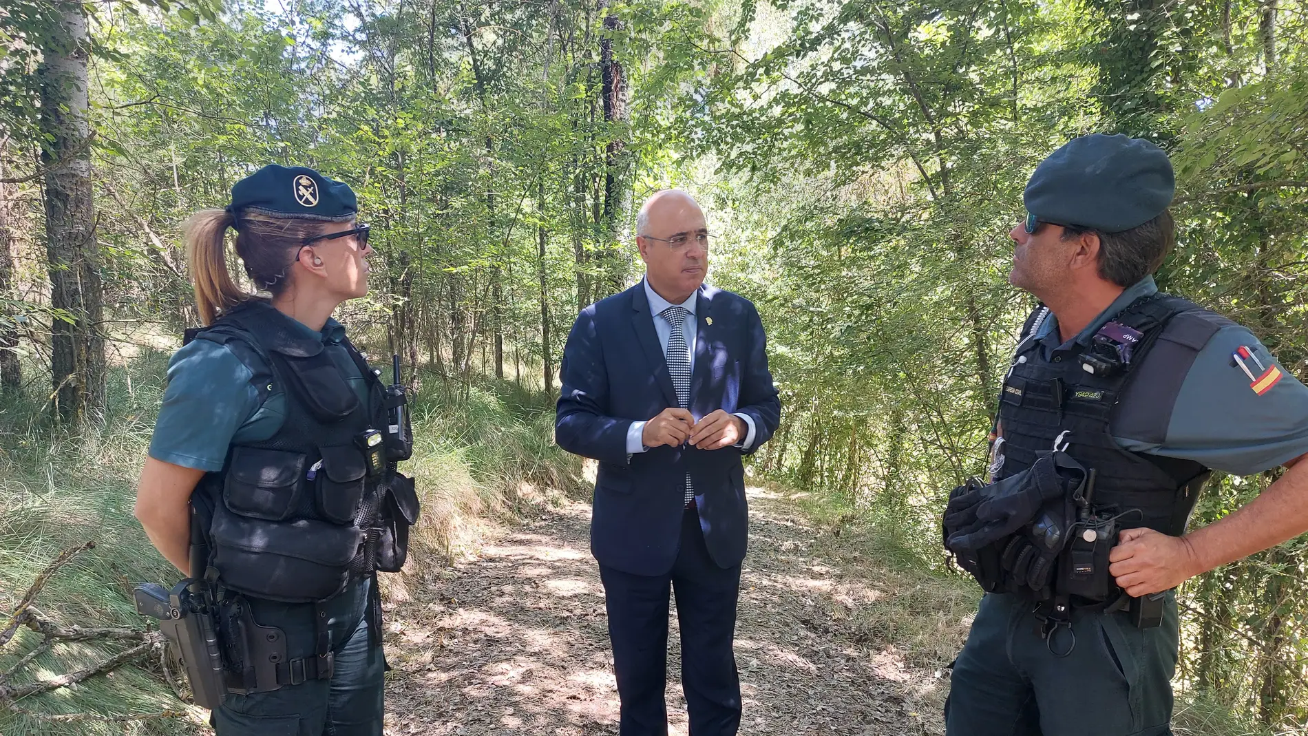 El subdelegado del Gobierno en Valladolid, Jacinto Canales, junto los agentes del operativo