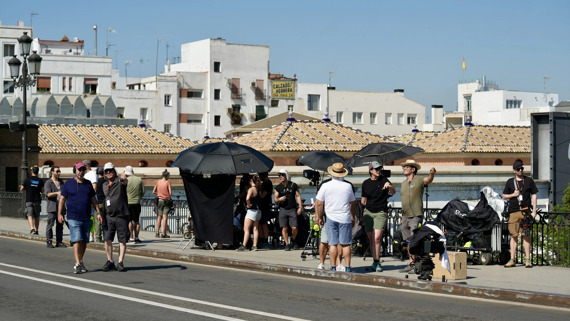 El rodaje en Sevilla de esta conocida corta el puente de Triana durante varios días