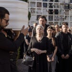 Álvaro Morte, Kiti Mánver y Hovik Keuchkerian en 'Dos tumbas'