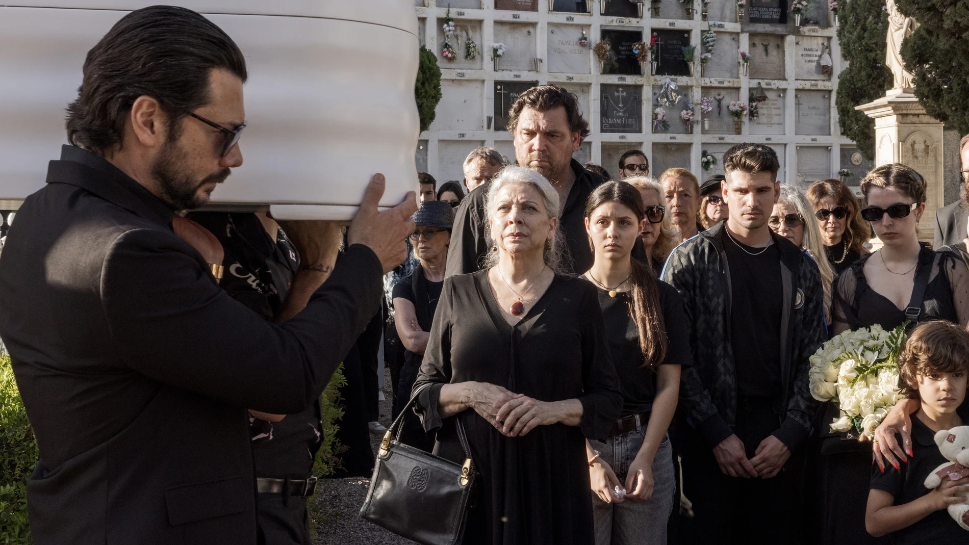 Álvaro Morte, Kiti Mánver y Hovik Keuchkerian en 'Dos tumbas'