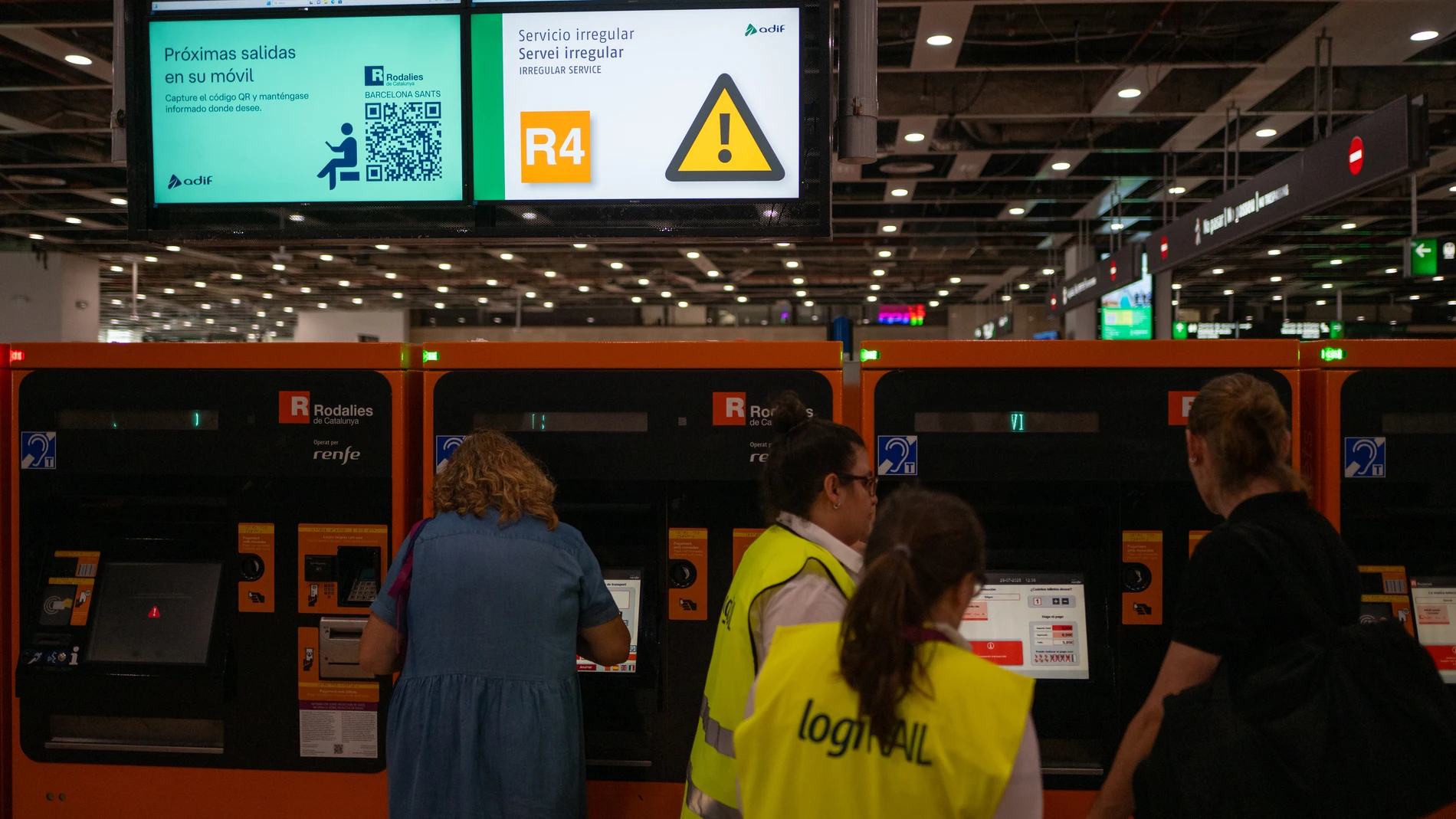 Pasajeros en la estación de Sants durante el corte de todas las líneas de rodalies, a 28 de julio de 2025, en Barcelona (España). 28 JULIO 2025 Lorena Sopêna / Europa Press 28/07/2025