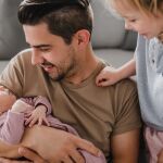 Cuándo y cómo pedir el nuevo permiso de paternidad aprobado por el Gobierno