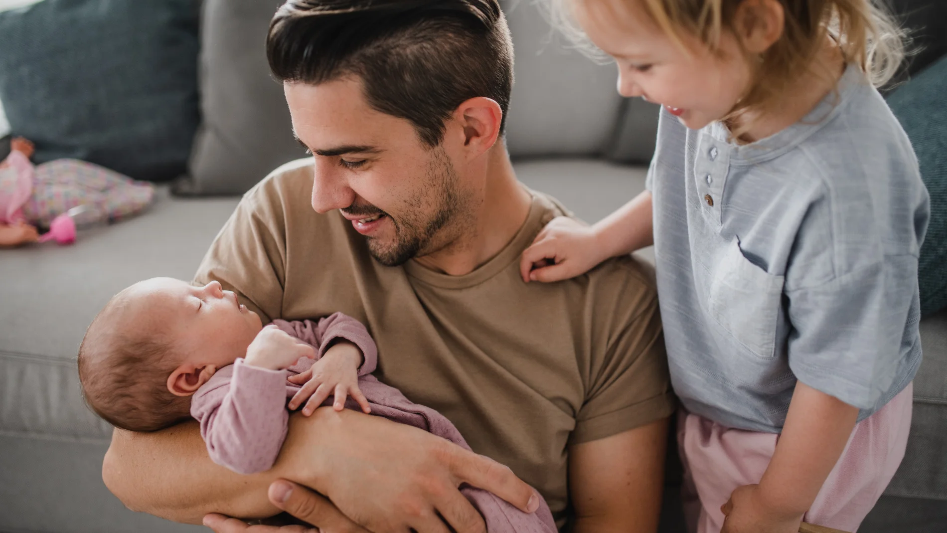 Cuándo y cómo pedir el nuevo permiso de paternidad aprobado por el Gobierno