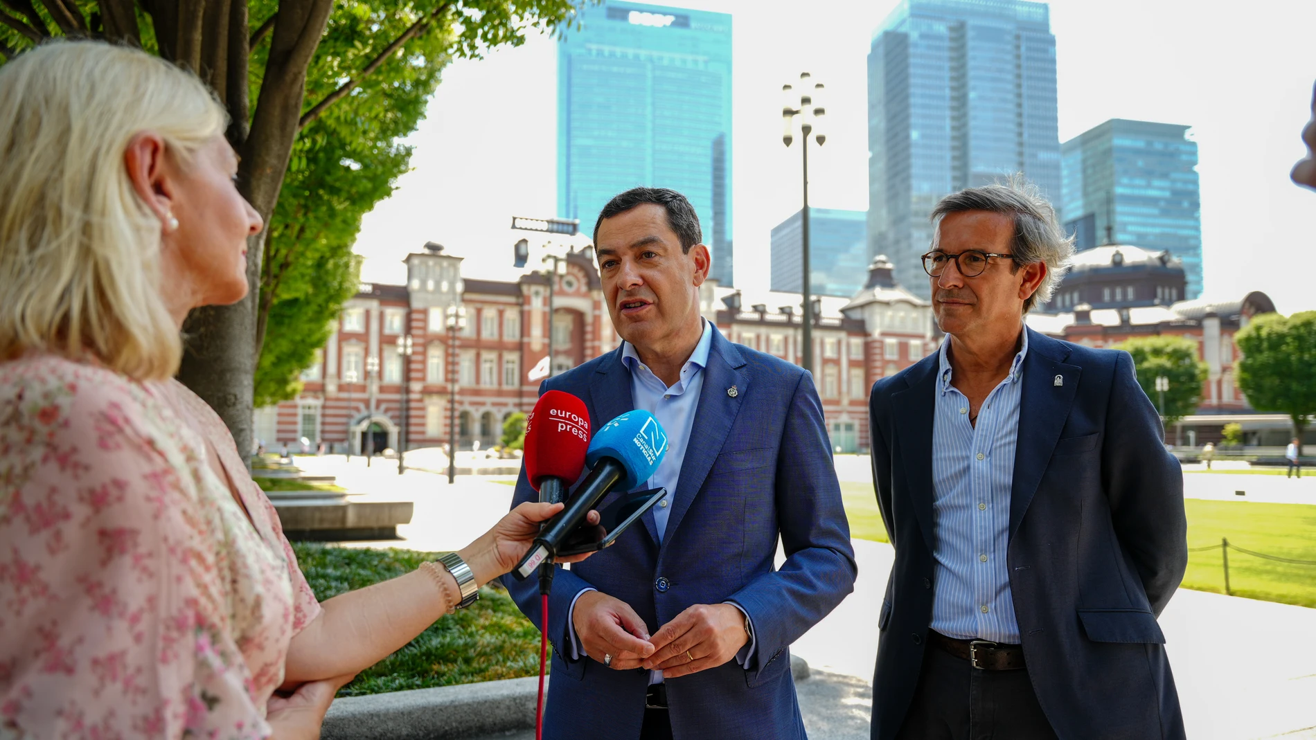 El presidente de la Junta de Andalucía, Juanma Moreno, atiende a los medios junto al consejero de Industria, Jorge Paradela, tras visitar la sede de Cosentino en Tokio en la primera jornada de su viaje oficial a JapónFRANCISCO J.OLMO/EUROPA PRESS28/07/2025
