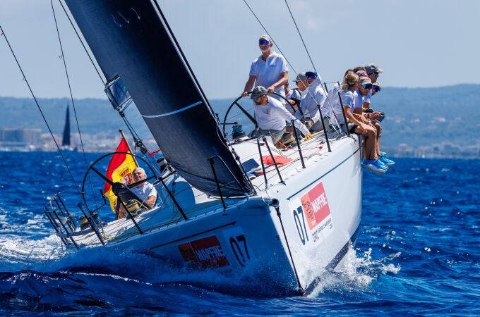 Felipe VI se ha embarcado este domingo en el Aifos para participar en la primera jornada de entrenamiento de la 43 edición de la Copa del Rey Mapfre de vela en aguas de la bahía de Palma. 