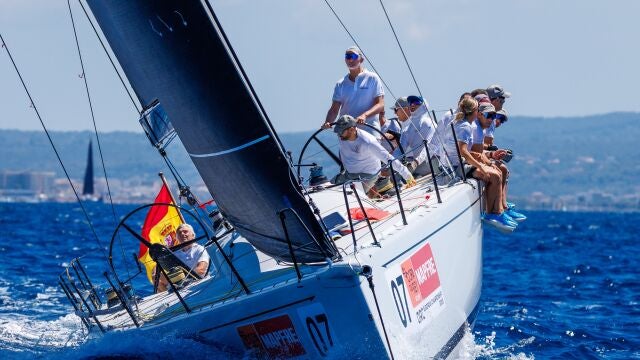 Felipe VI se ha embarcado este domingo en el Aifos para participar en la primera jornada de entrenamiento de la 43 edición de la Copa del Rey Mapfre de vela en aguas de la bahía de Palma. 
