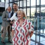 La consejera de Industria, Comercio y Empleo, Leticia García, atiende a los medios de comunicación