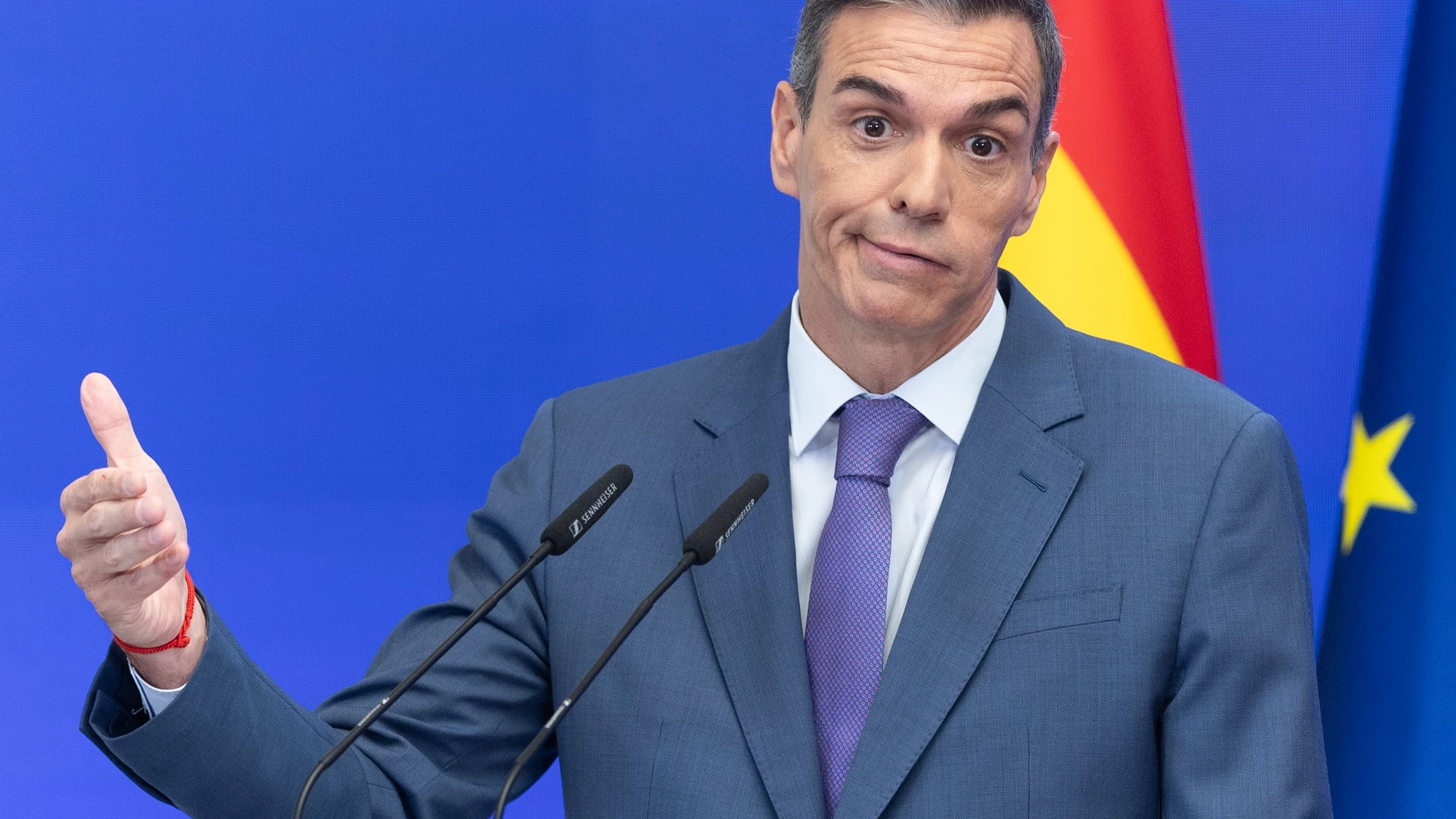 El presidente del Gobierno, Pedro Sánchez, comparece ante los medios de comunicación para hacer balance del curso político, a 28 de julio de 2025, en Madrid (España). Esta fotografía ha sido realizada utilizando la técnica de doble exposición. 28 JULIO 2025 Eduardo Parra / Europa Press 28/07/2025