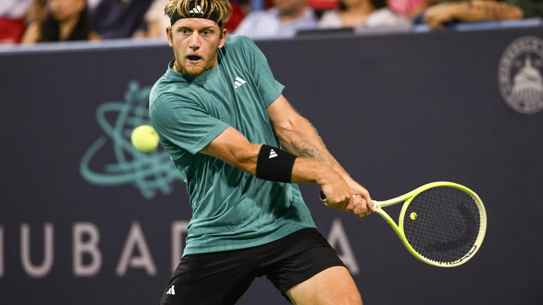Davidovich se dispone a golpear de revés en la final ante De Miñaur