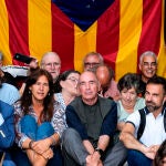 Concentración contra el traslado de las pinturas de Sijena; en la imagen, Lluís Llach (centro) y Laura Borràs (izda.), entre otros)