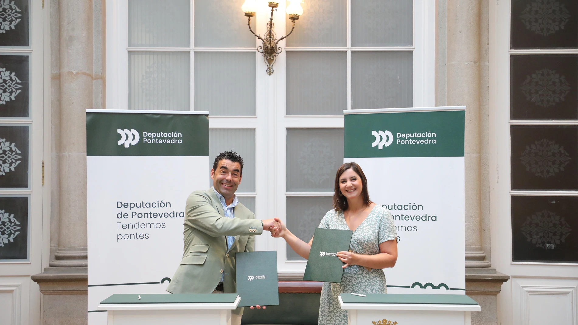 El presidente de la Diputación de Pontevedra, Luis López, y la alcaldesa de Moaña, Leticia Santos. REMITIDA / HANDOUT por DIPUTACION PONTEVEDRA Fotografía remitida a medios de comunicación exclusivamente para ilustrar la noticia a la que hace referencia la imagen, y citando la procedencia de la imagen en la firma 28/07/2025