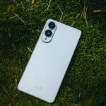 La parte trasera del Samsung Galaxy S25 Edge en color gris con su doble módulo de cámaras