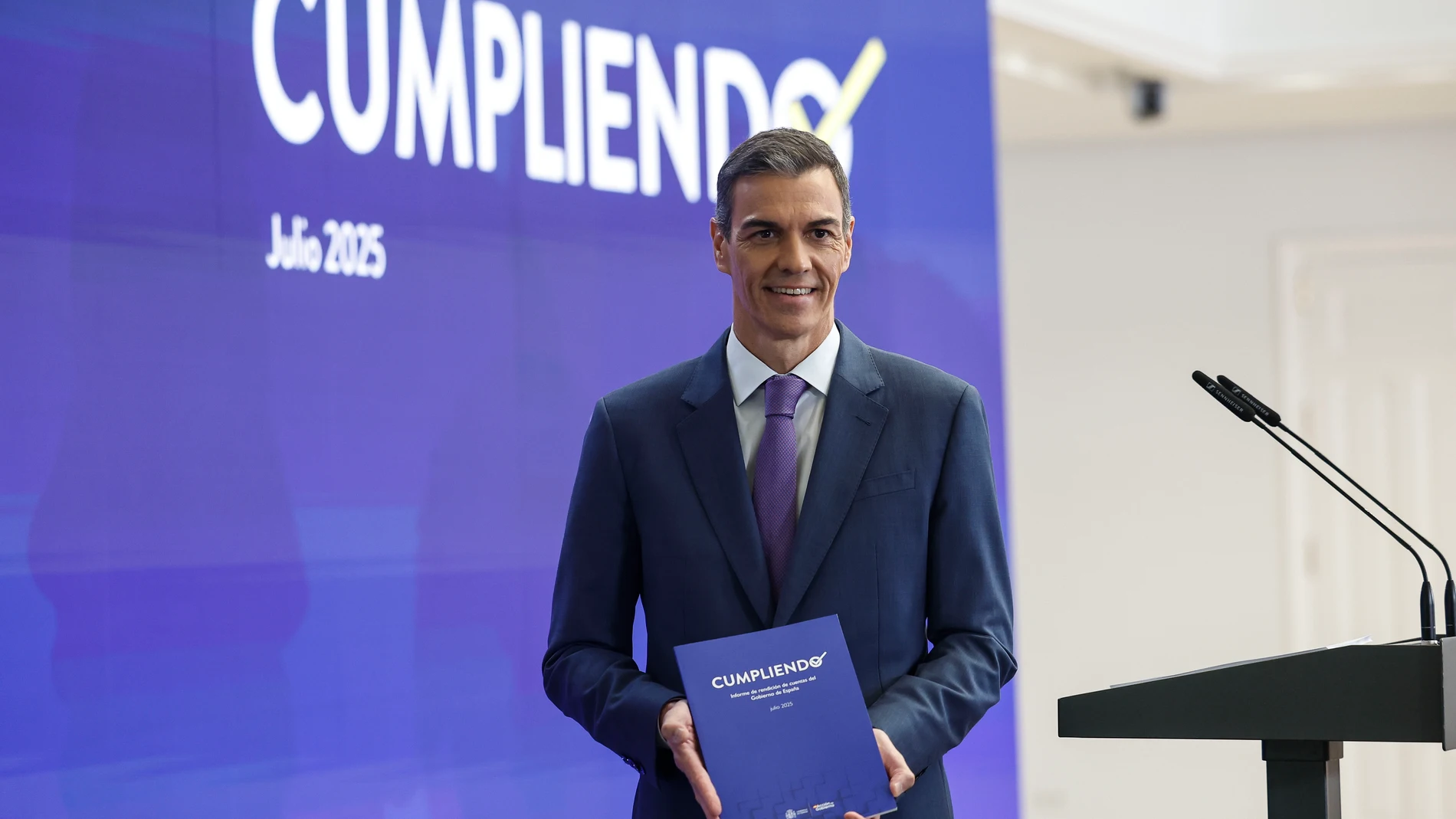 MADRID (ESPAÑA), 28/07/2025.- El presidente del Gobierno, Pedro Sánchez durante una rueda de prensa este lunes en el Palacio de la Moncloa en el que ha hecho balance de los últimos seis meses de mandato antes de las vacaciones, determinado a acabar la legislatura tras la crisis abierta por la imputación de Santos Cerdán. EFE/ Chema Moya