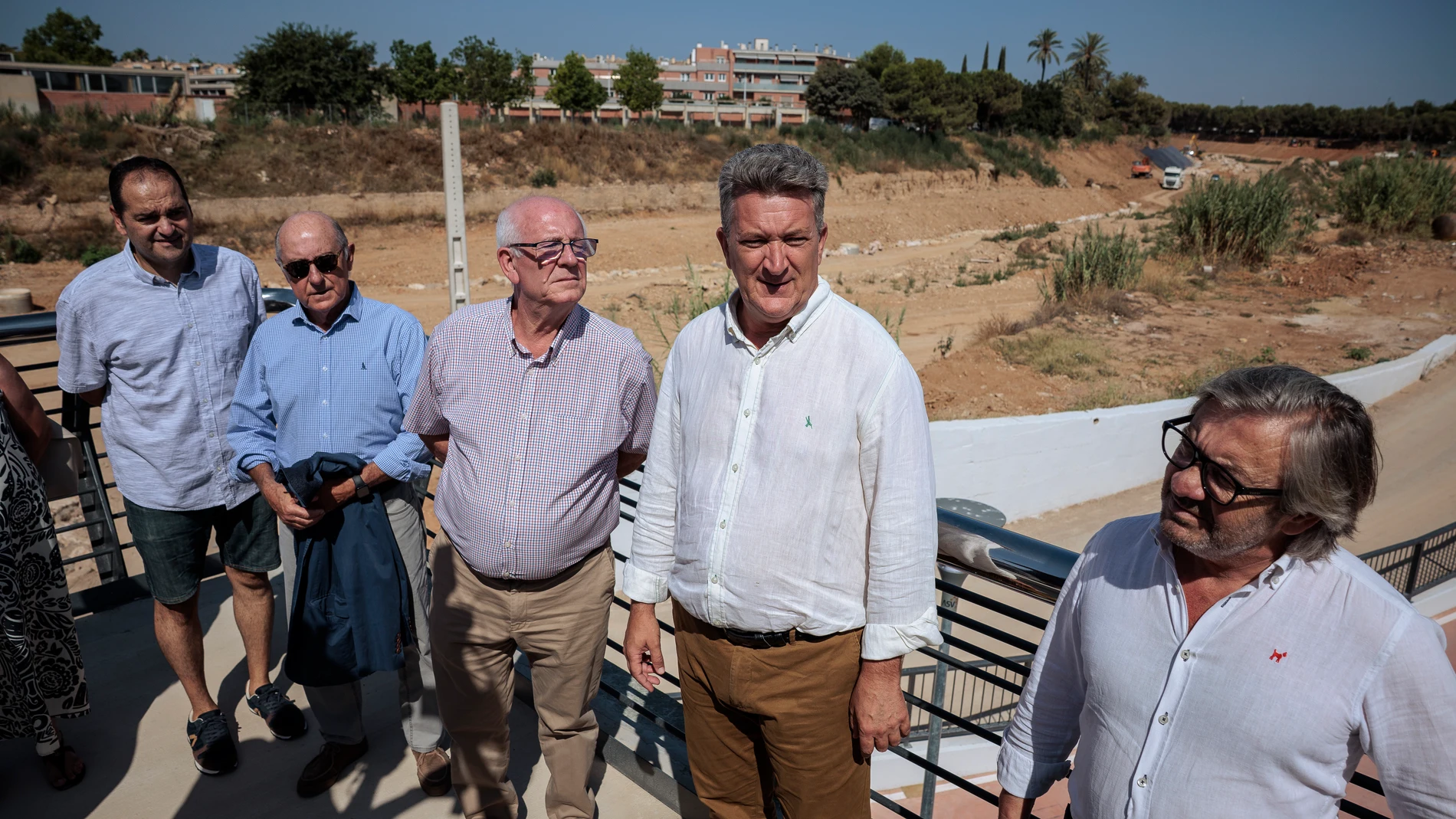 GRAFCVA8807. PAIPORTA (VALENCIA), 28/07/2025.- El conseller de Medio Ambiente, Infraestructuras y Territorio, Vicente Martínez Mus (2º d), y el alcalde de Paiporta, Vicent Císcar (c), durante su visita al mirador de la estación de Metrovalencia en Paiporta (Valencia) donde el conseller ha hecho un balance de los trabajos de reconstrucción tras las riadas del pasado 29 de octubre. EFE/Biel Aliño