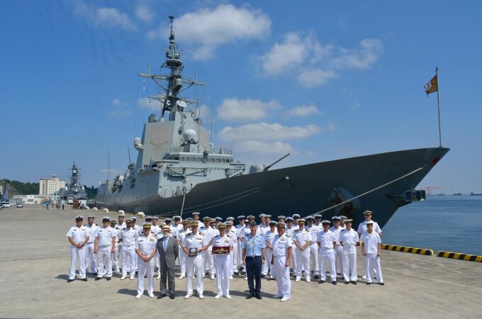 Personal militar de la fragata 'Méndez Núñez' en su llegada al puerto de Yokosuka en Japón