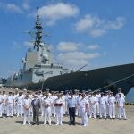 Personal militar de la fragata 'Méndez Núñez' en su llegada al puerto de Yokosuka en Japón