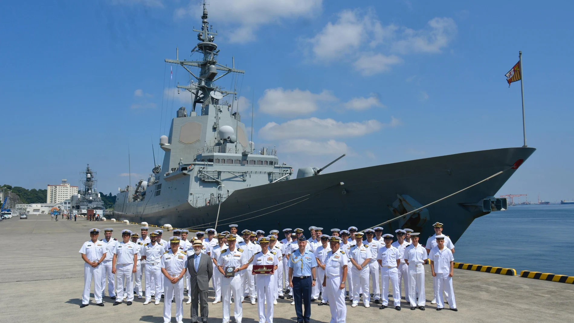 Personal militar de la fragata 'Méndez Núñez' en su llegada al puerto de Yokosuka en Japón