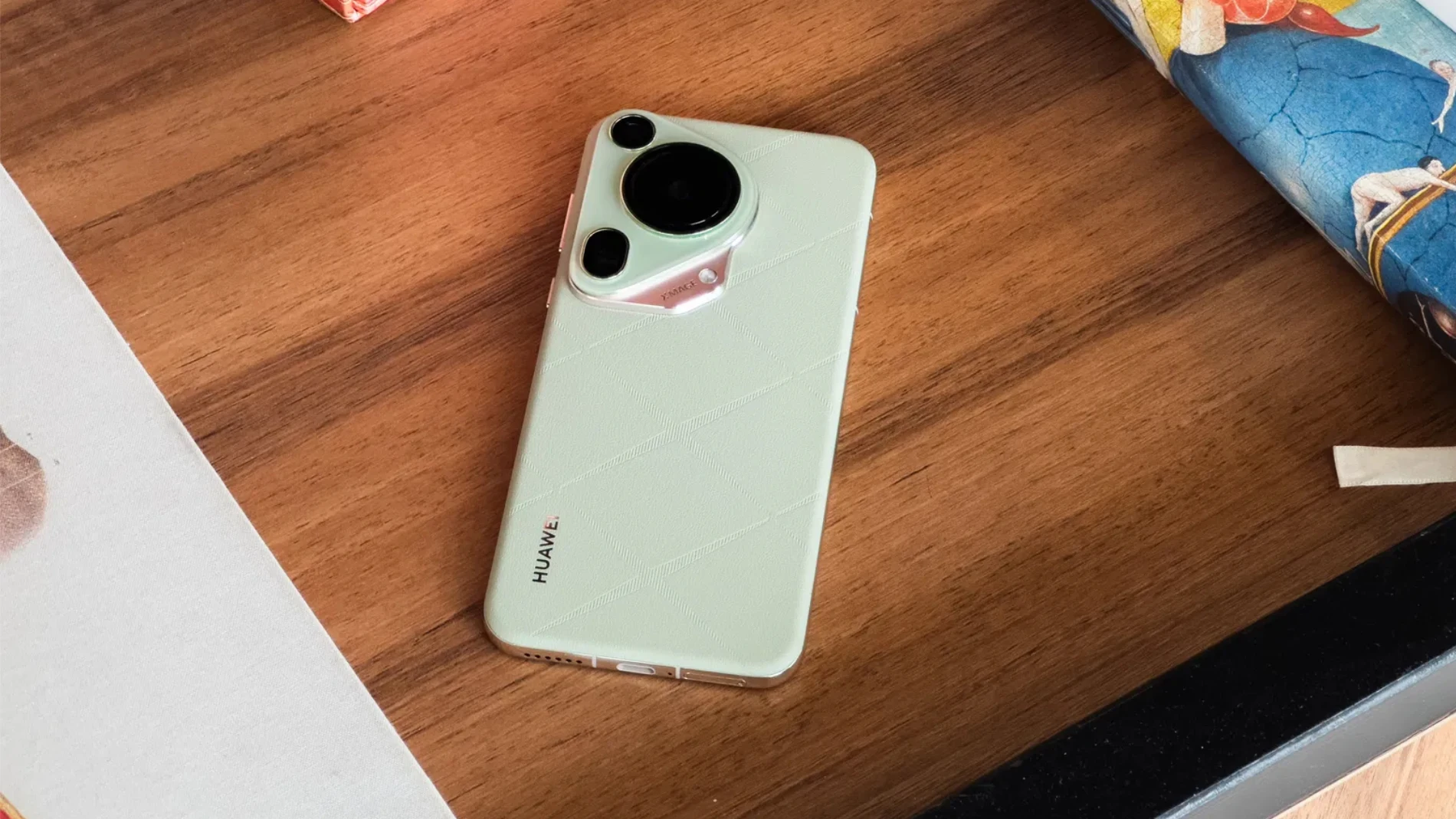 Parte trasera de un smartphone HUAWEI Pura70 Ultra