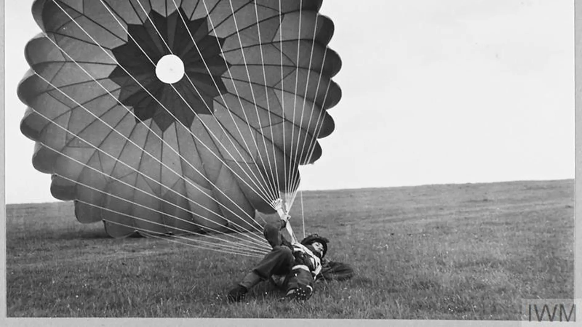 Imagen tomada en una base de la RAF, en Gran Bretaña, durante una instrucción de salto en paracaídas